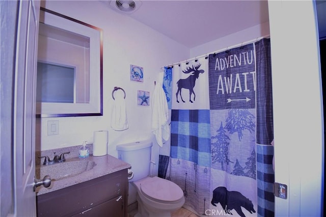 full bathroom featuring a shower with curtain, visible vents, vanity, and toilet