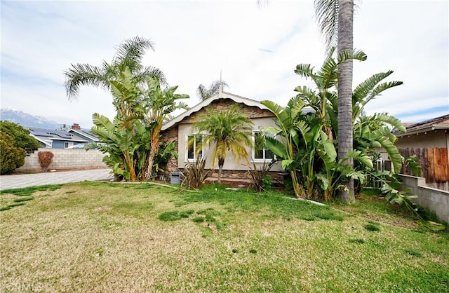 view of front of house with fence and a front yard