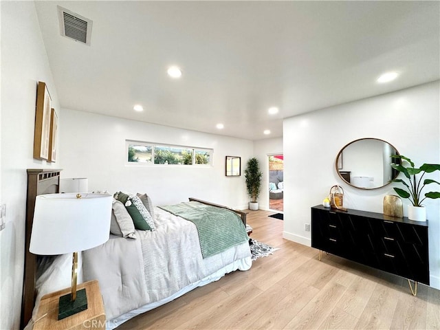 bedroom featuring light wood-style floors, baseboards, visible vents, and recessed lighting