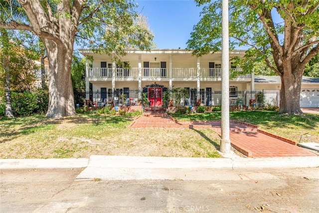 view of front of home with fence and a front yard