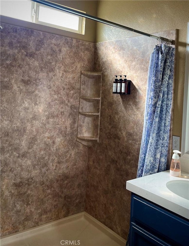 full bathroom featuring a shower with shower curtain and vanity