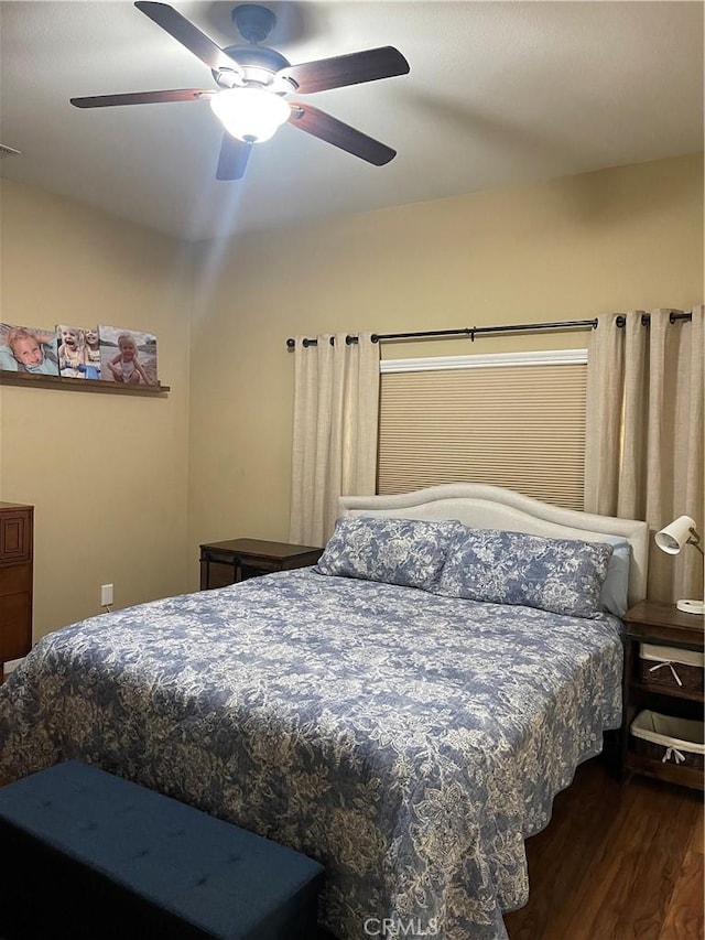 bedroom with dark wood-style floors and ceiling fan