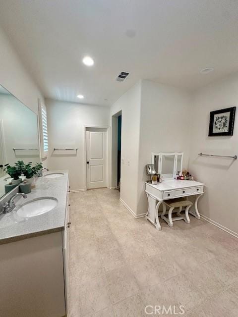 full bath with baseboards, visible vents, a sink, and recessed lighting