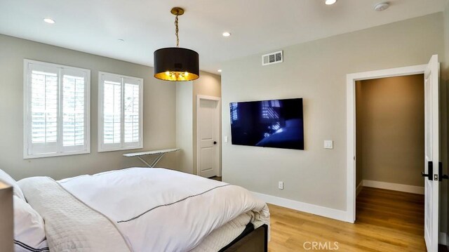 bedroom featuring baseboards, recessed lighting, visible vents, and light wood-style floors