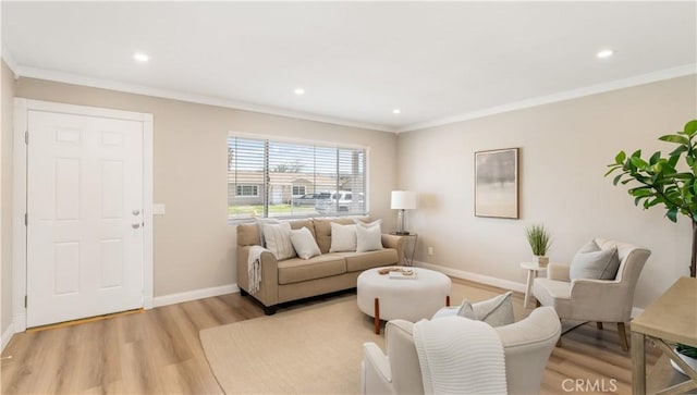 living room with light wood-style floors, recessed lighting, crown molding, and baseboards