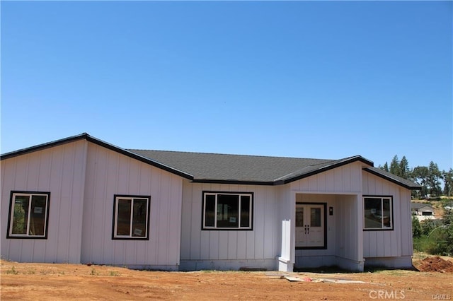 view of front of property with a shingled roof