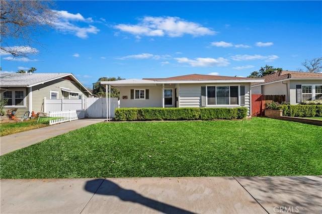 view of front facade featuring a front lawn and fence