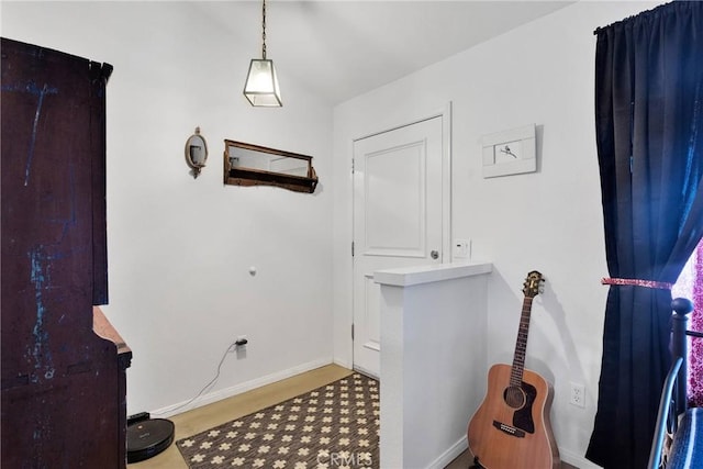 foyer entrance featuring baseboards