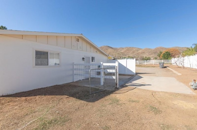 view of yard with fence and a mountain view