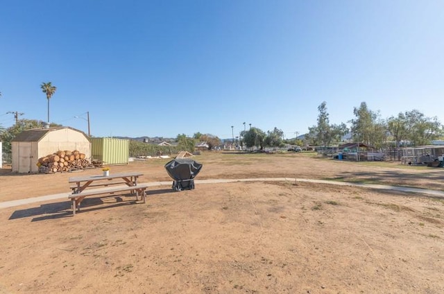 view of yard featuring an outdoor structure