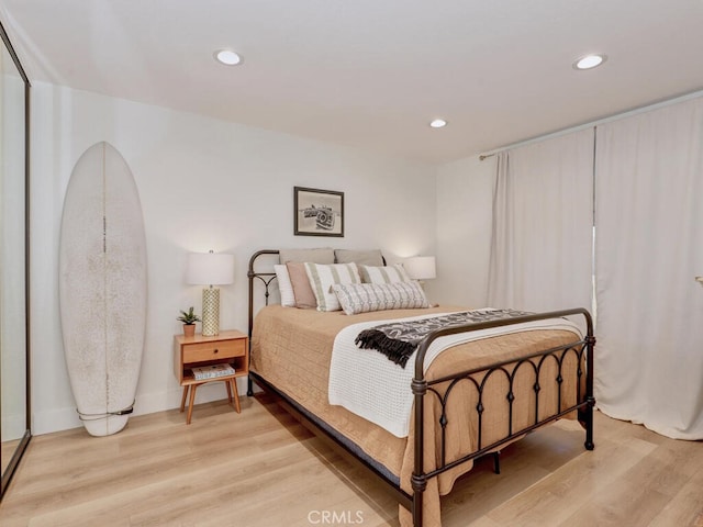 bedroom featuring light wood-style floors, baseboards, and recessed lighting