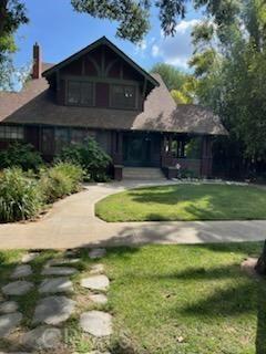 view of front of house with a front lawn