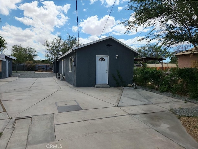 view of outdoor structure with an outbuilding