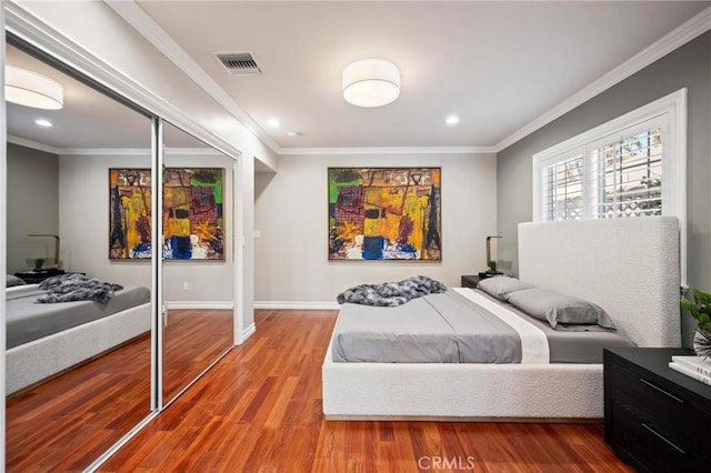 bedroom featuring wood finished floors, visible vents, and recessed lighting