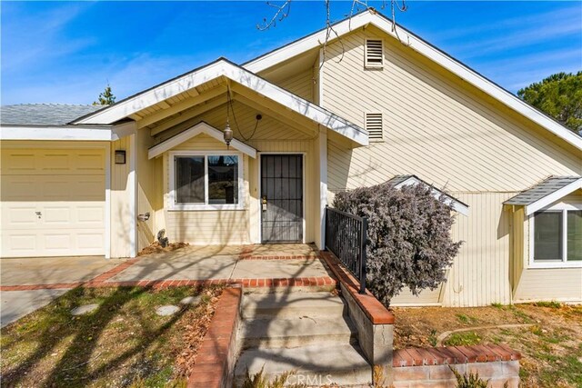 21013 Carriage Dr, Tehachapi, CA 93561 - view of front facade with an attached garage