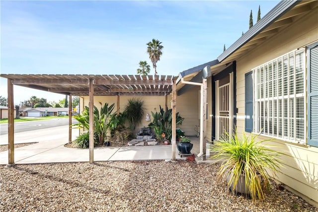 view of yard featuring a pergola