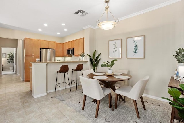 dining space with light tile patterned floors, recessed lighting, visible vents, ornamental molding, and baseboards