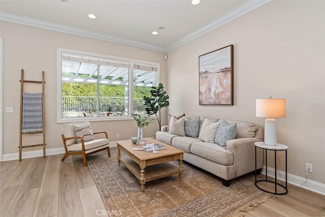 living area featuring light wood-style floors, baseboards, ornamental molding, and recessed lighting