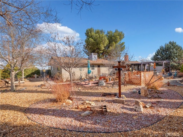 view of yard featuring a pergola