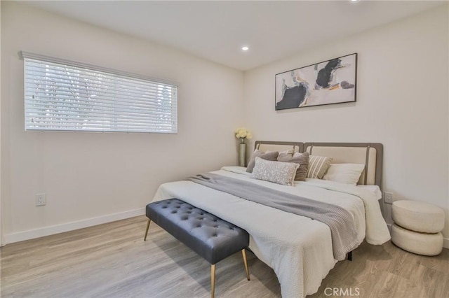 bedroom featuring light wood-style floors, baseboards, and recessed lighting