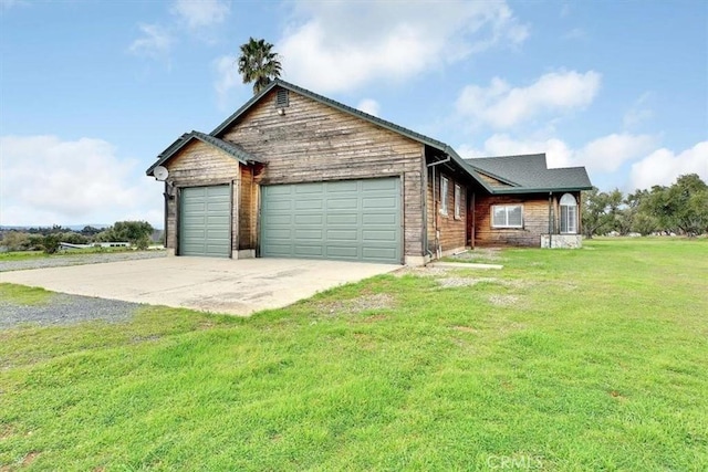 view of front facade featuring an attached garage, driveway, and a front lawn