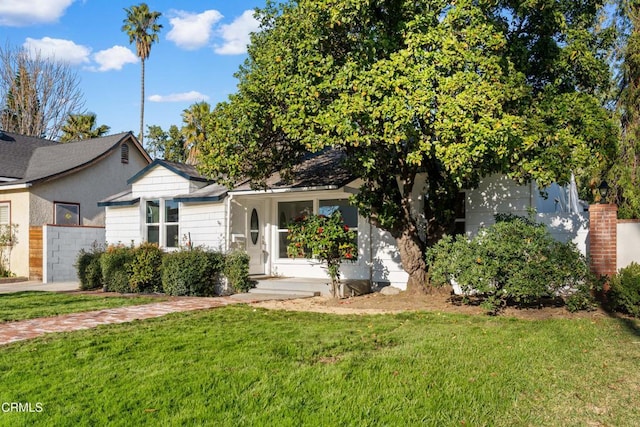 view of front of home featuring a front yard