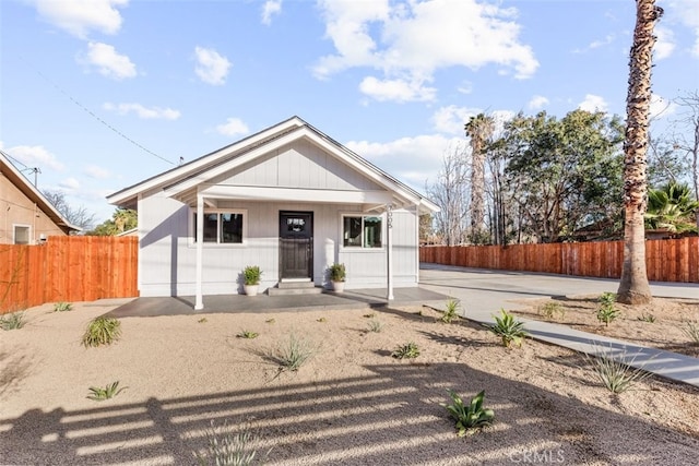 bungalow featuring fence