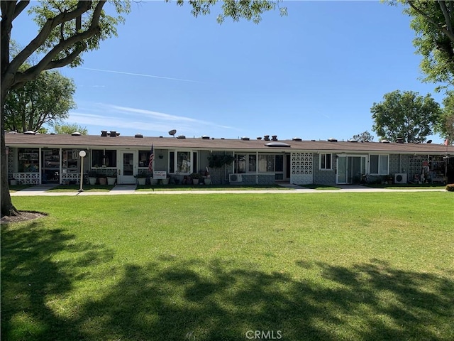 view of front facade with a front yard