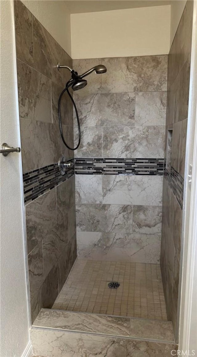 bathroom featuring a tile shower