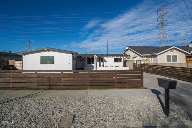 view of front of home featuring a fenced front yard