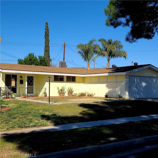 ranch-style house featuring a front yard and stucco siding