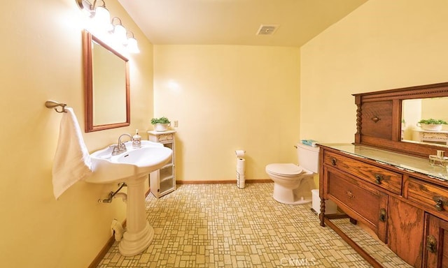 bathroom featuring toilet, tile patterned floors, baseboards, and visible vents