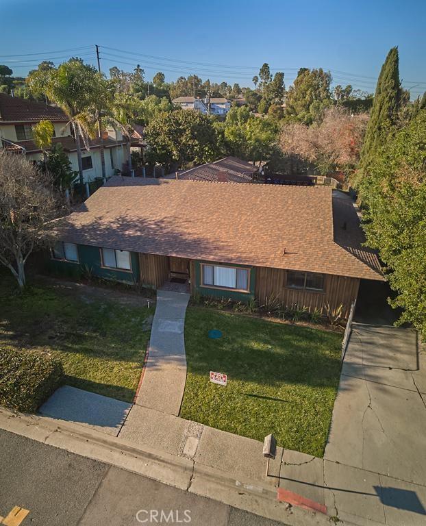 single story home featuring a front lawn