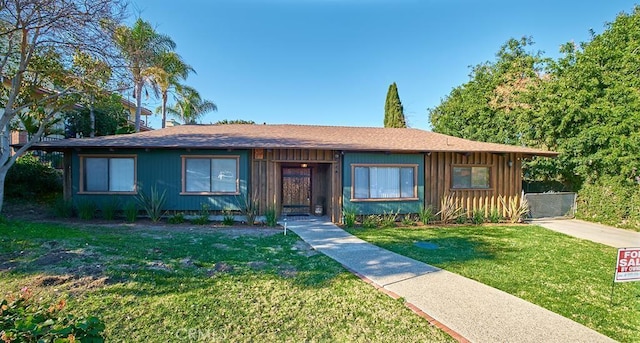 single story home featuring a front lawn