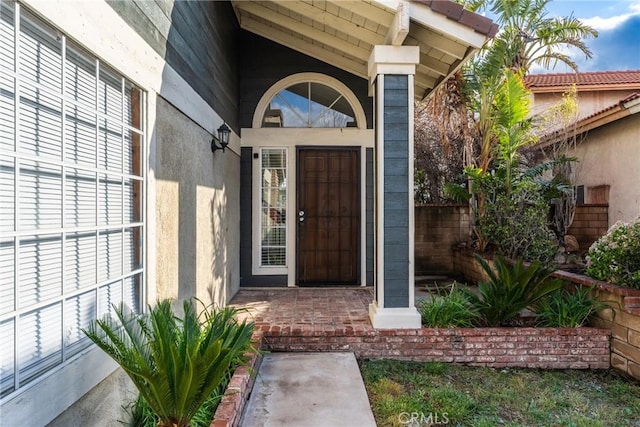 property entrance featuring stucco siding