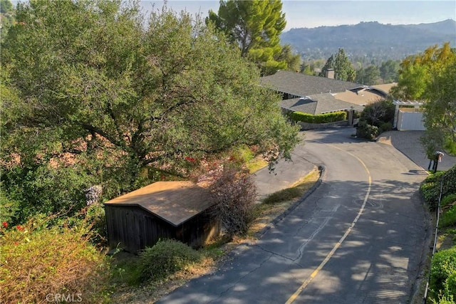 birds eye view of property featuring a mountain view