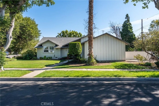 view of front of house with fence and a front yard