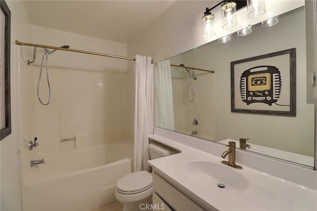 full bath with shower / tub combo with curtain, vanity, and toilet