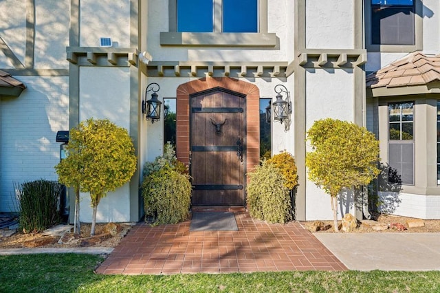 entrance to property with stucco siding