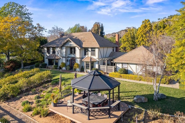 view of property's community featuring a yard