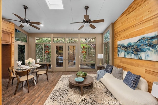 sunroom / solarium with a skylight, a healthy amount of sunlight, and ceiling fan