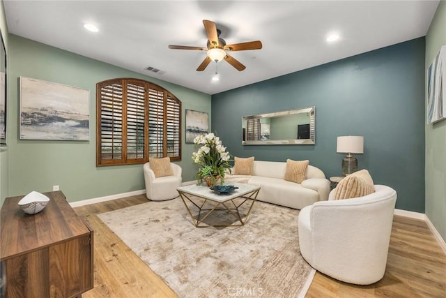 living area featuring baseboards, visible vents, ceiling fan, wood finished floors, and recessed lighting