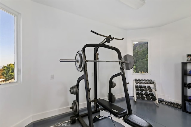 exercise area featuring baseboards