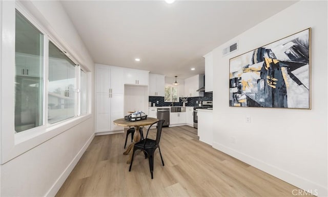 dining area with recessed lighting, baseboards, visible vents, and light wood finished floors