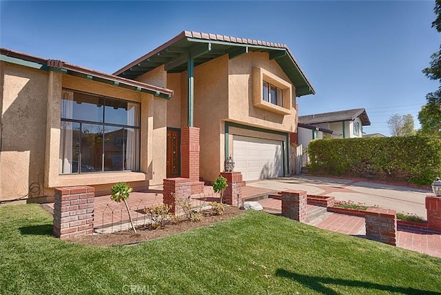 view of front of property featuring stucco siding, driveway, a garage, and a front yard