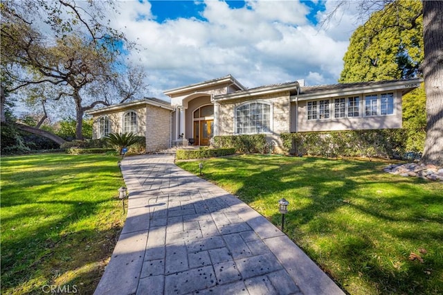 view of front facade featuring stucco siding and a front yard