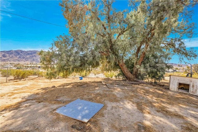 view of yard featuring a mountain view