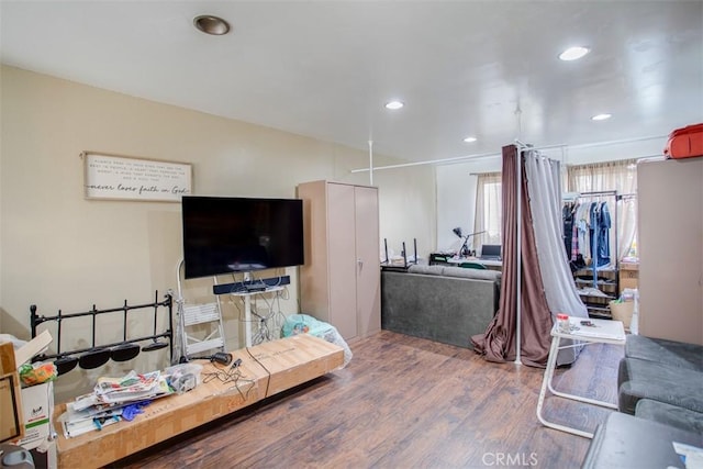 living area featuring wood finished floors and recessed lighting