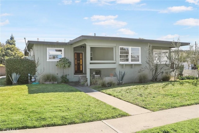 bungalow-style house featuring a front lawn