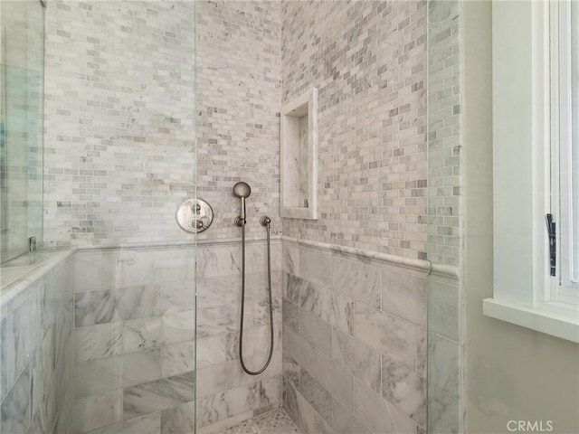 full bathroom featuring a tile shower